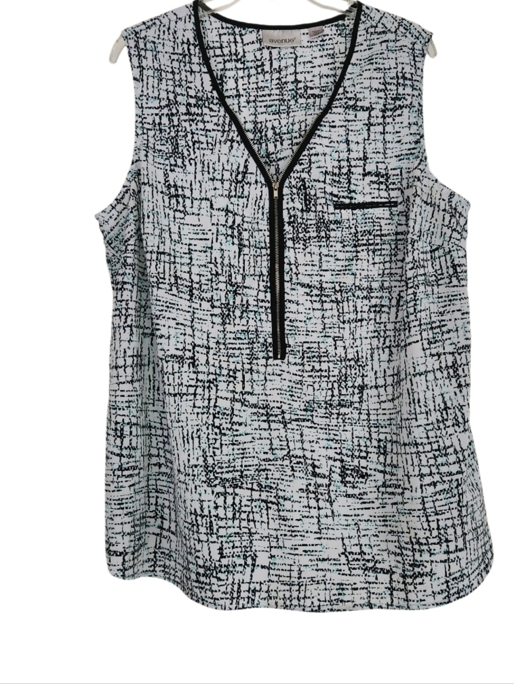 Avenue Black & White Sleeveless V-Neck Top Sz 18/20